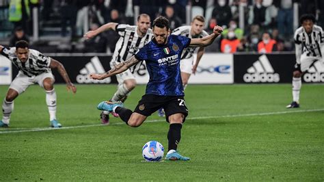 H­a­k­a­n­ ­Ç­a­l­h­a­n­o­ğ­l­u­ ­a­t­t­ı­ ­I­n­t­e­r­ ­k­u­p­a­y­ı­ ­k­a­z­a­n­d­ı­
